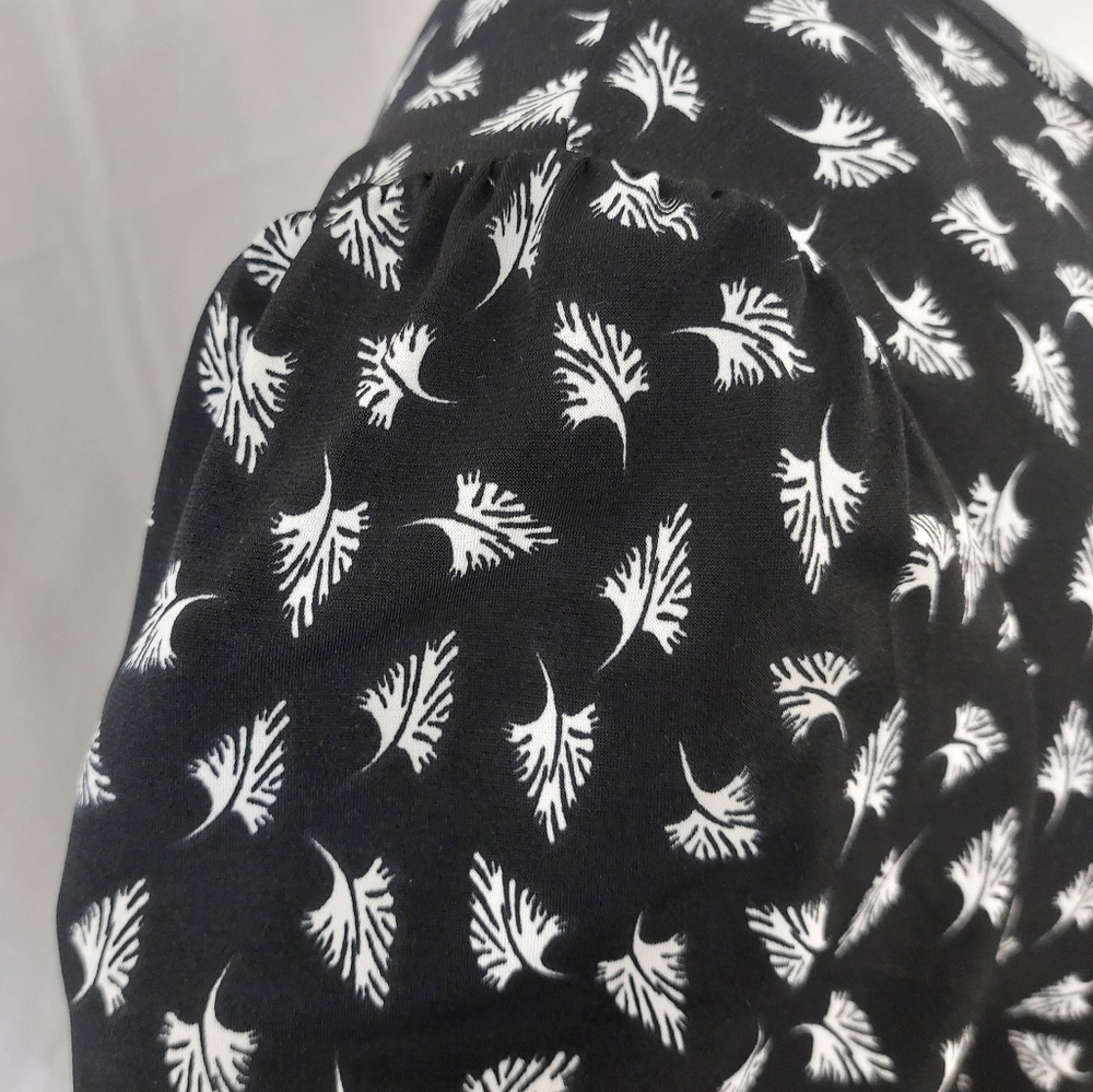 Kim&Co Leaf Print Black White 3/4 Sleeve Top Size XL Flowy Flattering - Picture 4 of 8